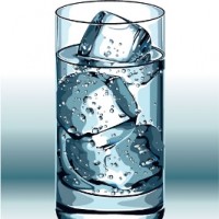 Стакан воды с кубиками льда